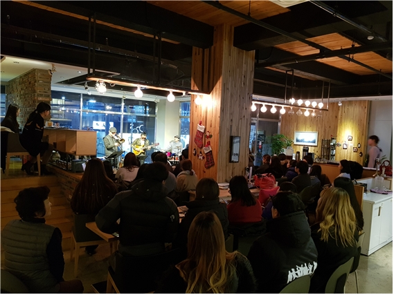 [스페이스 움 공연 사진]